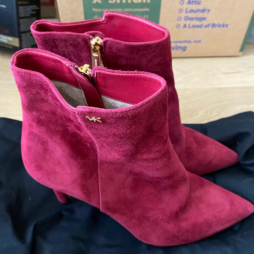 Ankle boots. Maroon color.